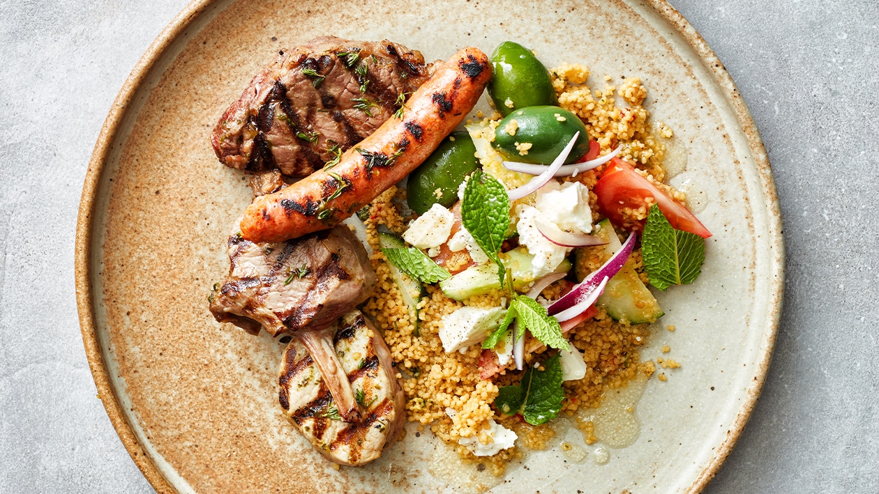 Mixed grill met taboule, Griekse salade en ailoli Recept